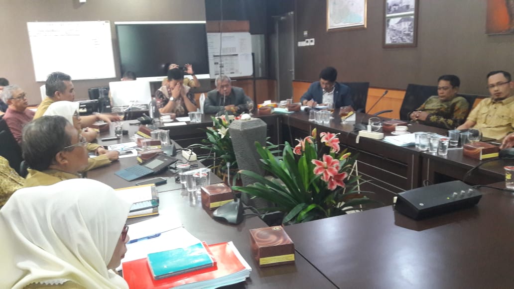 Preview RAPAT KERJA FINALISASI RAPERDA PENYELENGGARAAN PERUMAHAN. KAWASAN PERMUKIMAN DAN PENANGANAN KAWASAN KUMUH DI RUANG RAPAT DPRD KOTA BANDUNG. SENIN, 16 DESEMBER 2019.